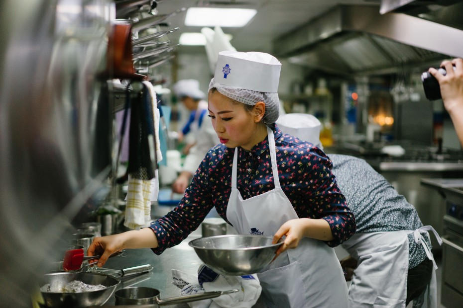 Kuek preparing her very complex dessert dish, which had palm oil incorporated into almost every component. — Photo: The Spacemen
